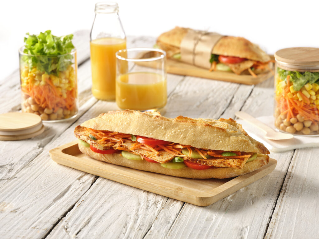 Sandwich baguette crudités tofu mariné à la méditerranéenne