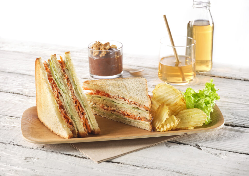 Sandwich club crudités et tofu fumé